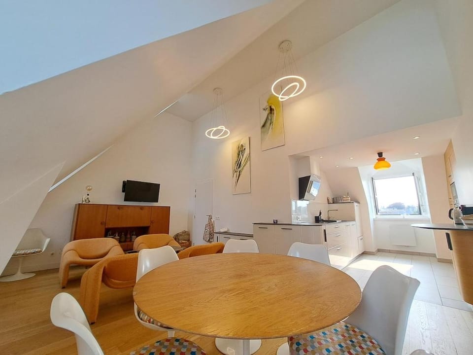 TV and multimedia, Kitchen or kitchenette, Living room, Seating area, Dining area