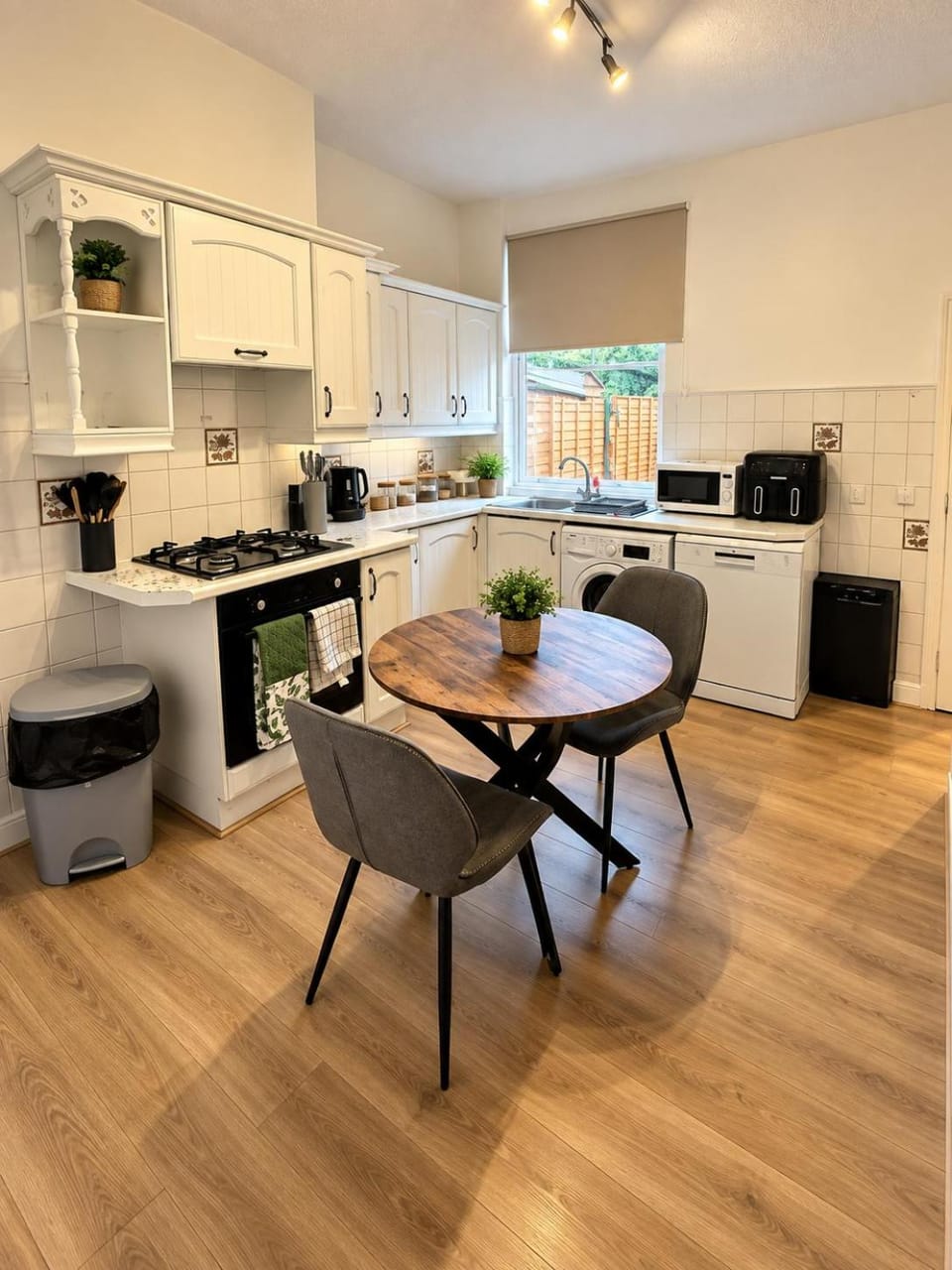 Kitchen or kitchenette, Seating area, Dining area, dishwasher, oven