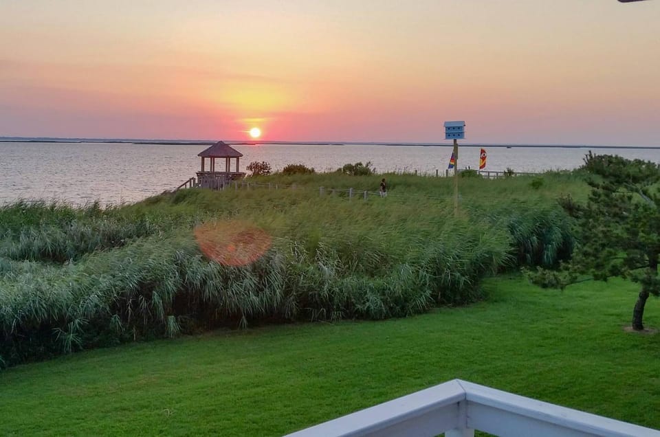 Family Tradition - Duck, Sanderling, Soundfront, Private Pier, Sunset Views, Community Pool, Pets OK House in Duck
