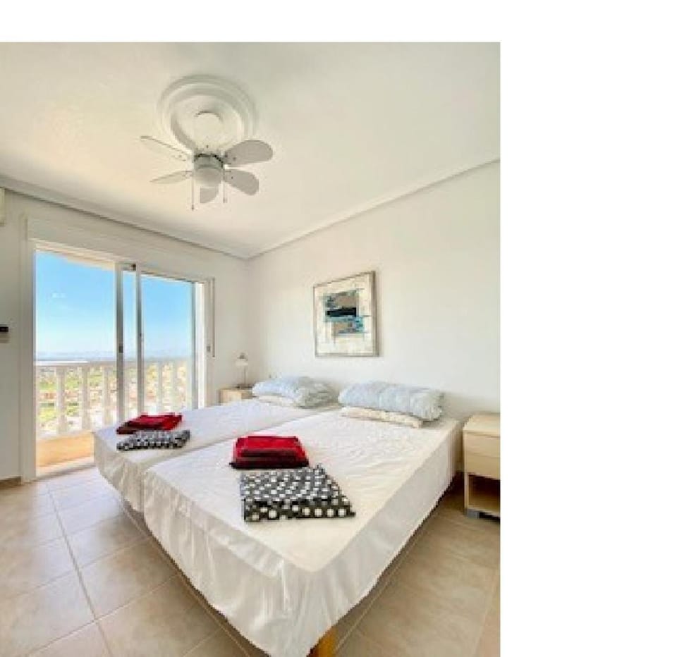 Bed, Golfcourse, View (from property/room), Photo of the whole room, Bedroom, Landmark view