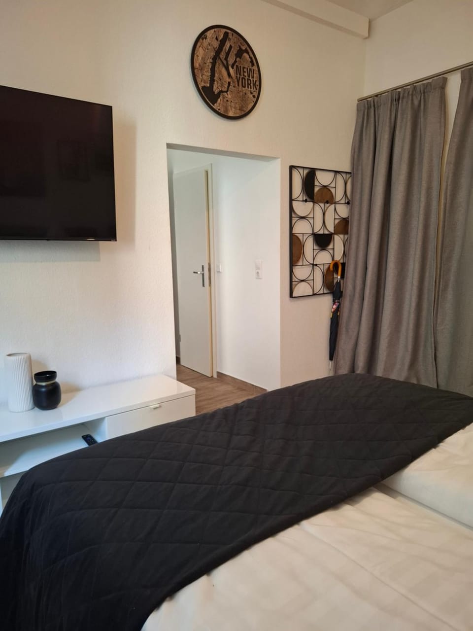 Bed, TV and multimedia, Photo of the whole room
