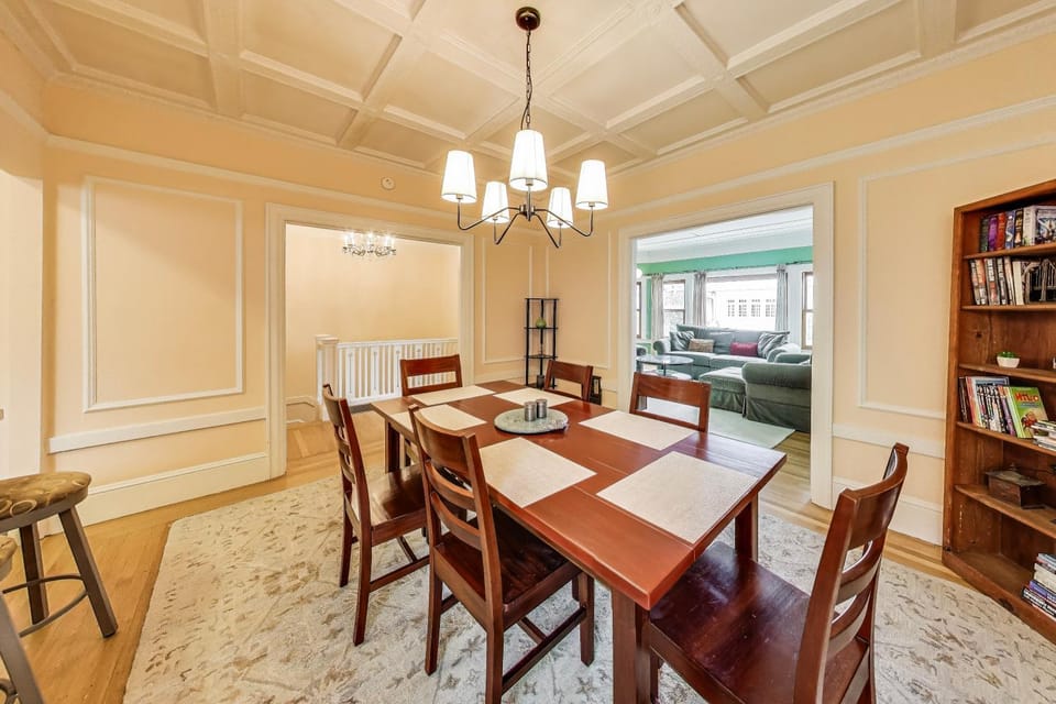 Seating area, Dining area
