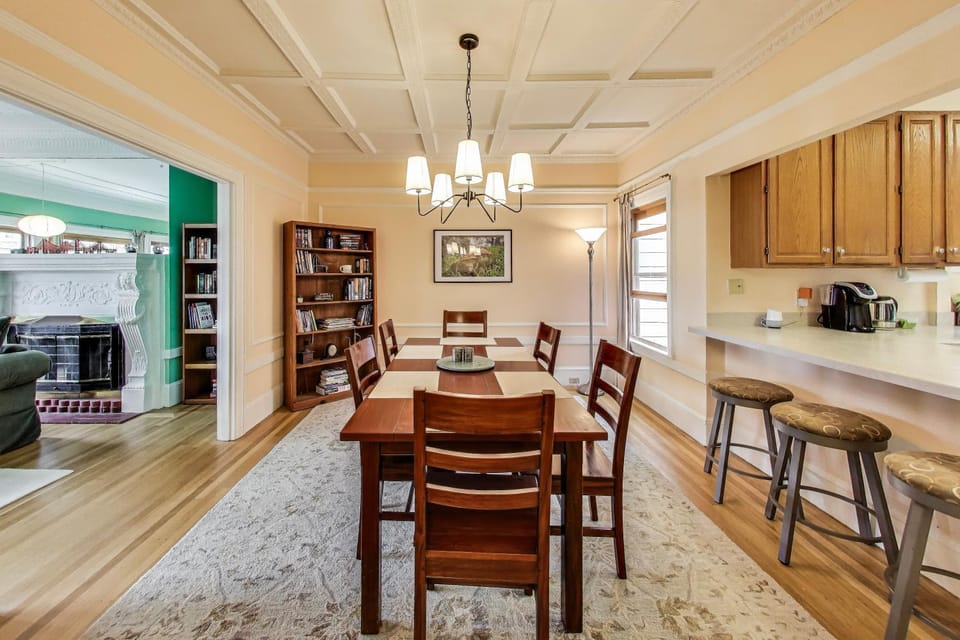 Seating area, Dining area