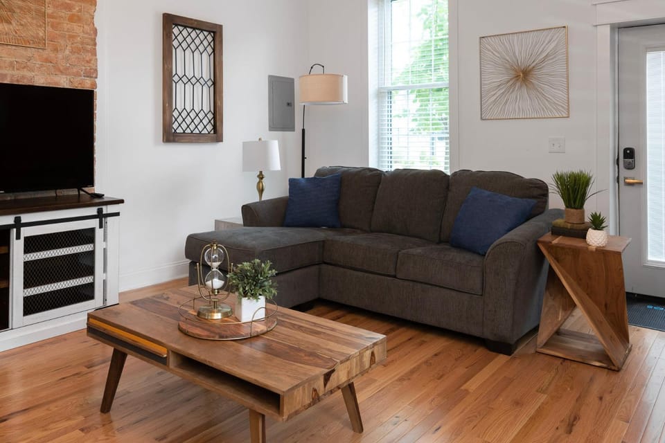 2BR Townhome - Free Parking, Minutes to Stadiums House in Covington