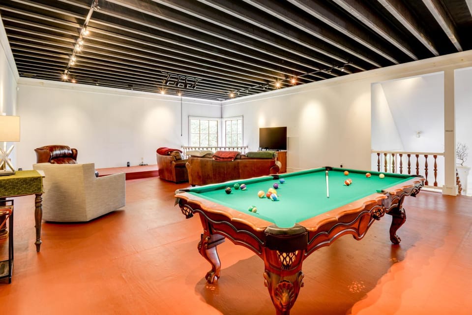 10 Mi to Mt Snow! Grand Estate Built to Entertain House in Wilmington