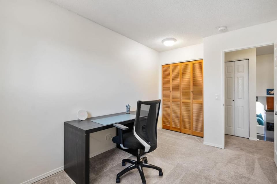Cozy Modern Pet Friendly Homes House in Calgary