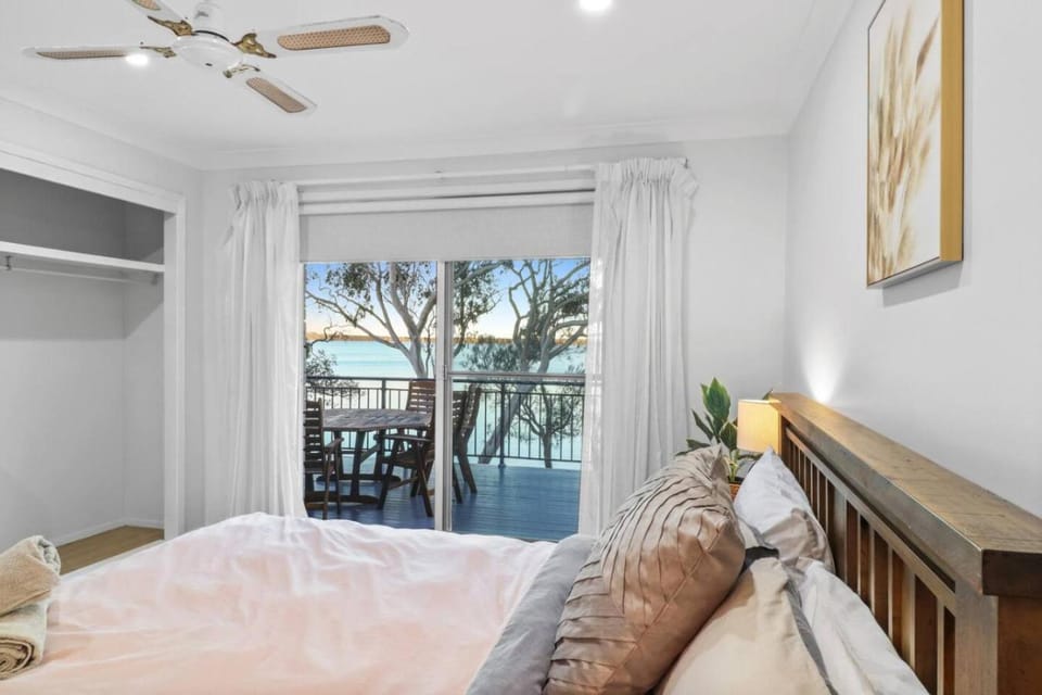 Bed, Balcony/Terrace, Bedroom, Lake view