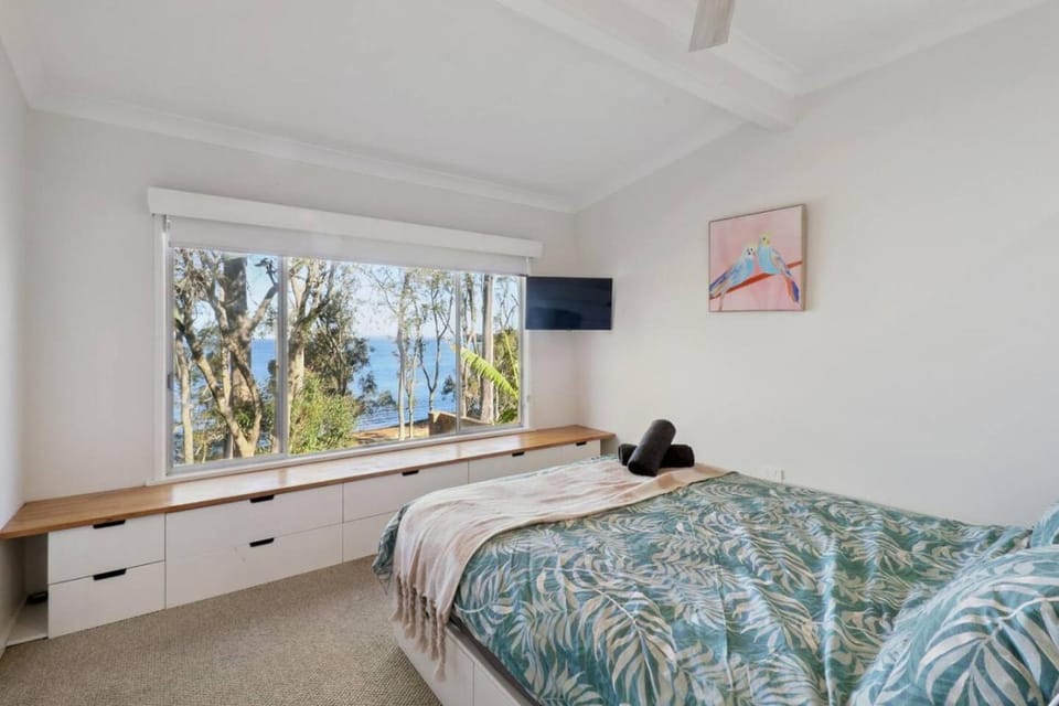Bed, Bedroom, Lake view
