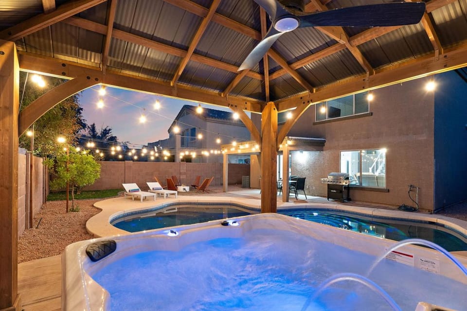 Float Fun Retreat Pool Hot Tub Fire Pit Foosball Pool Table Villa in Casa Grande