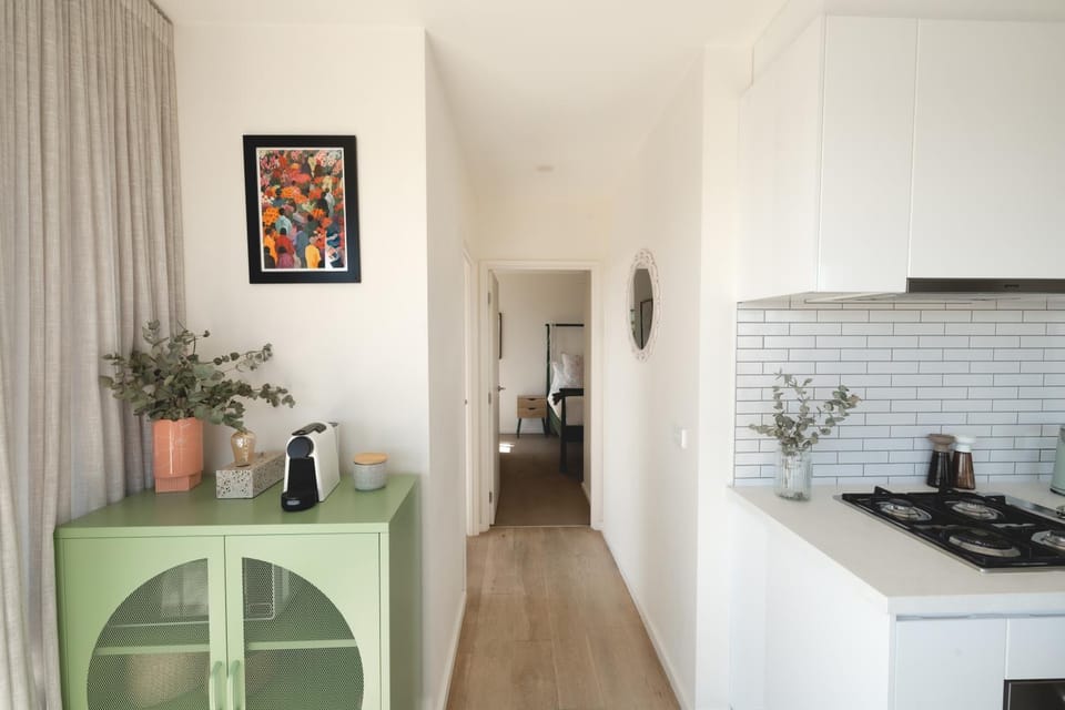 Coffee/tea facilities, Kitchen or kitchenette, stove