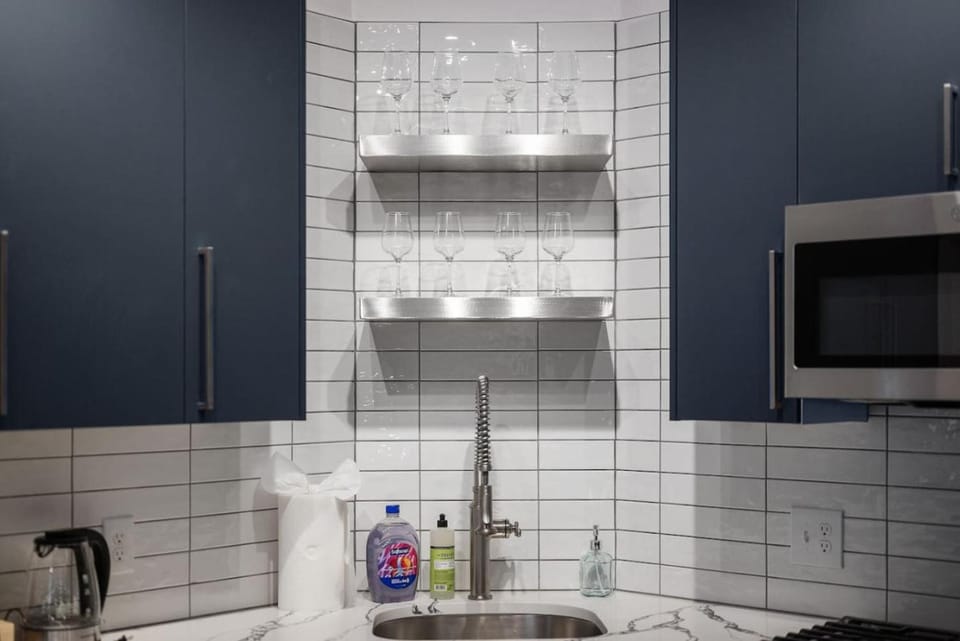 PFR Suites - Highland, 3BR 2BA Shadyside Condo, 2 King Beds, 3rd Floor Walkup Apartment in Shadyside