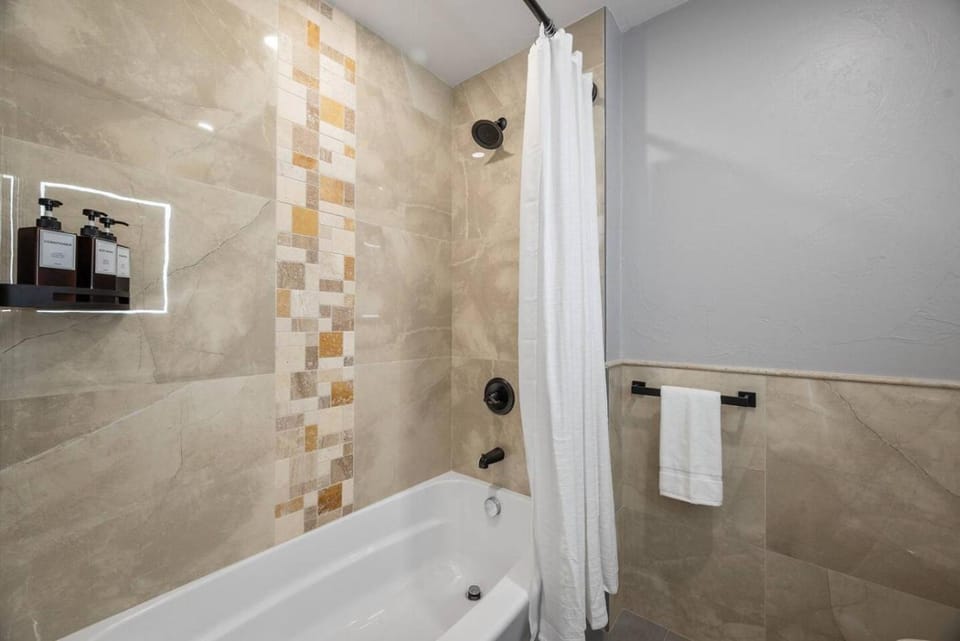 PFR Suites - Highland, 3BR 2BA Shadyside Condo, Penthouse Unit, 2 Decks, Off-Street Parking, 4th Floor Walkup Apartment in Shadyside