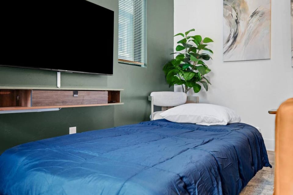 PFR Suites - Highland, 3BR 2BA Shadyside Condo, Penthouse Unit, 2 Decks, Off-Street Parking, 4th Floor Walkup Apartment in Shadyside