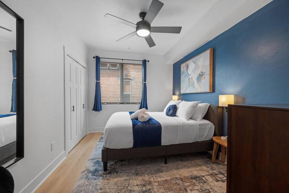 PFR Suites - Highland, 3BR 2BA Shadyside Condo, 2 Decks, 3rd Floor Walkup Apartment in Shadyside