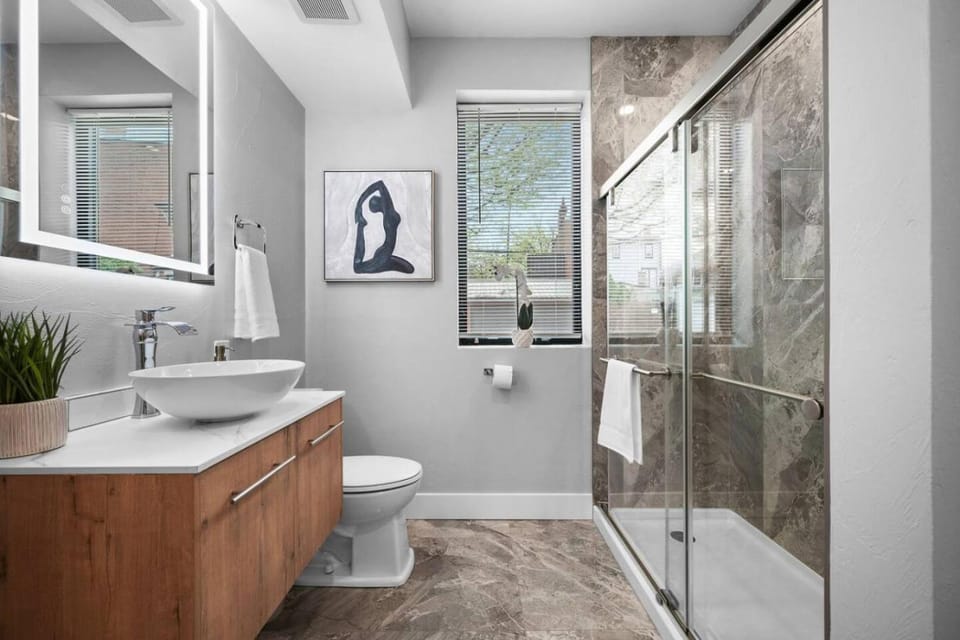 PFR Suites - Highland, 3BR 2BA Shadyside Condo, 2 Decks, 3rd Floor Walkup Apartment in Shadyside