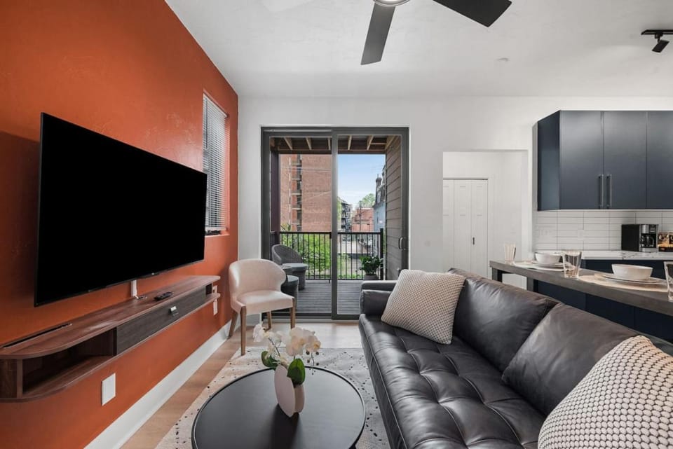 PFR Suites - Highland, 3BR 2BA Shadyside Condo, 2 Decks, 3rd Floor Walkup Apartment in Shadyside