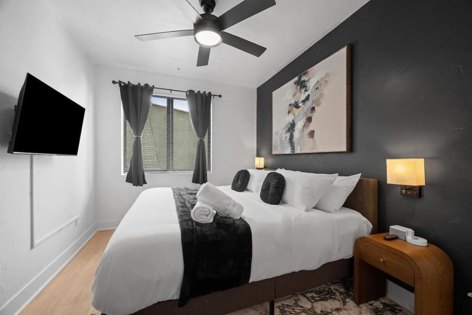 PFR Suites - Highland, 3BR 2BA Shadyside Condo, 2 Decks, 3rd Floor Walkup Apartment in Shadyside