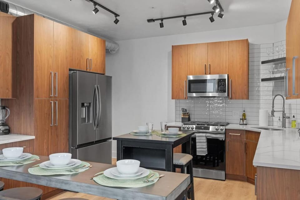 PFR Suites - Highland, 3BR 2BA Shadyside Condo, 2 Decks, 3rd Floor Walkup Apartment in Shadyside