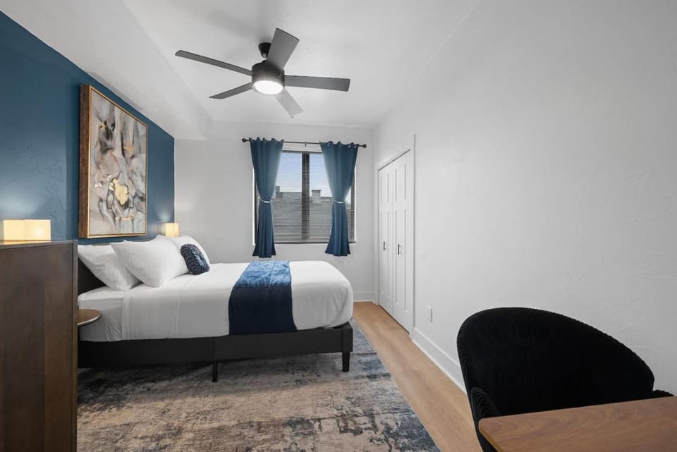 PFR Suites - Highland, 3BR 2BA Shadyside Condo, 2 Decks, 3rd Floor Walkup Apartment in Shadyside