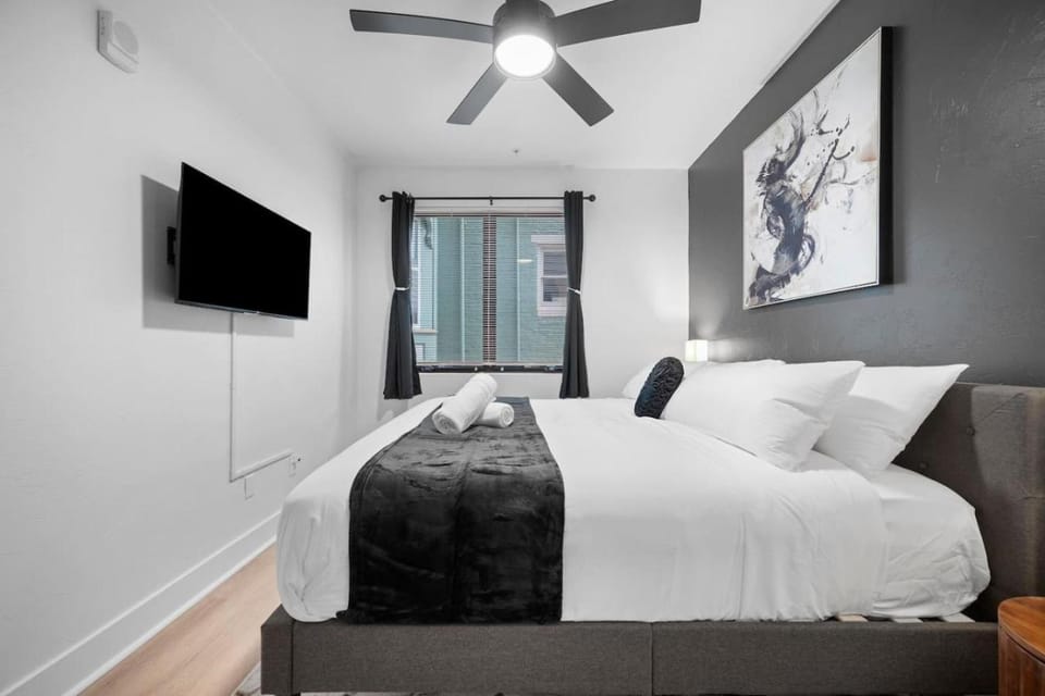 PFR Suites - Highland, 3BR 2BA Shadyside Condo, ADA, 2 Decks and Off-Street Parking Apartment in Shadyside