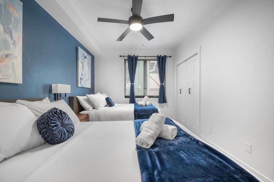 PFR Suites - Highland, 3BR 2BA Shadyside Condo, ADA, 2 Decks and Off-Street Parking Apartment in Shadyside