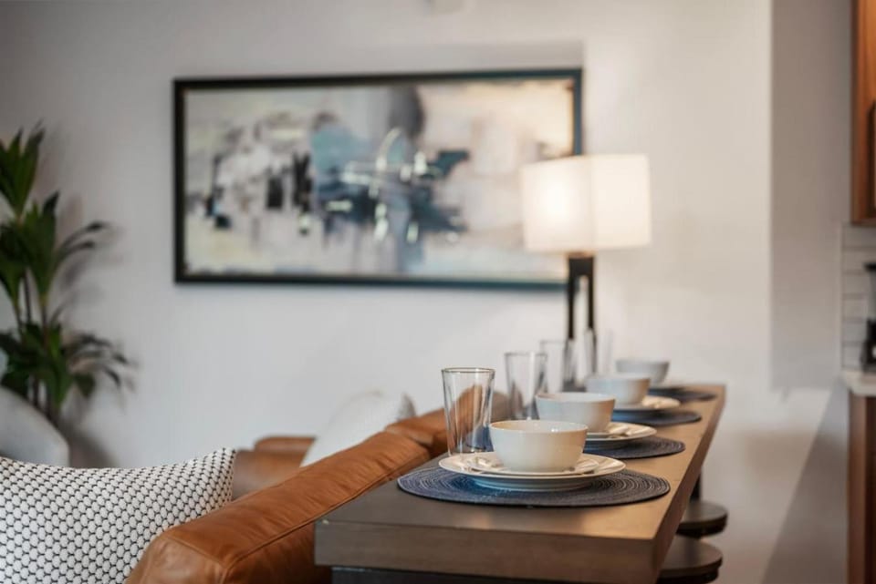 PFR Suites - Highland, 3BR 2BA Shadyside Condo, ADA, 2 Decks and Off-Street Parking Apartment in Shadyside