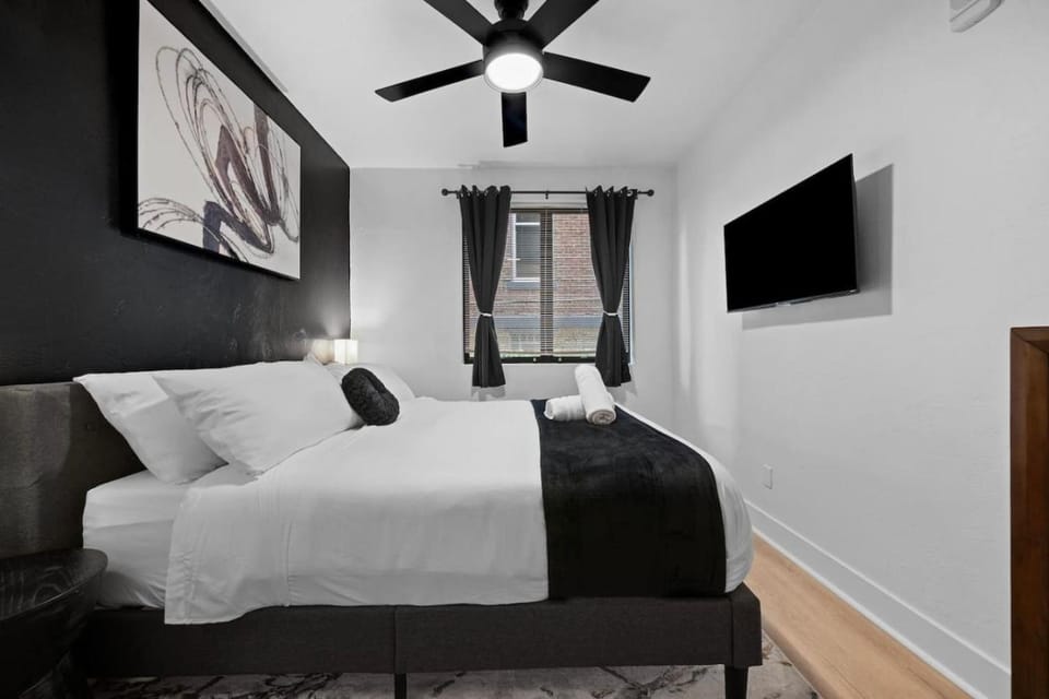 PFR Suites - Highland, 3BR 2BA Shadyside Condo, ADA, Free Parking Apartment in Shadyside