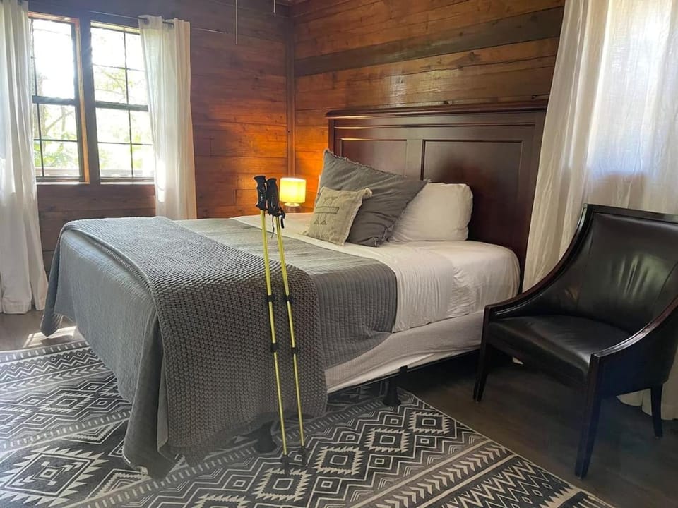 Authentic Log Cabin with Full Kitchen, Fireplace a Cabin in Eureka Springs