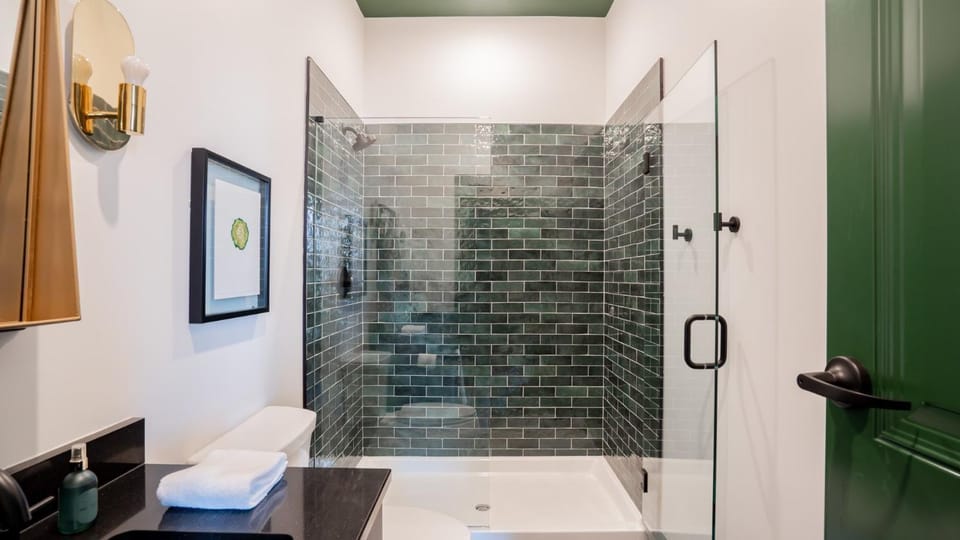 Pickle Factory Hotel - 2BR Near Stadiums & Downtown Apartment in Covington