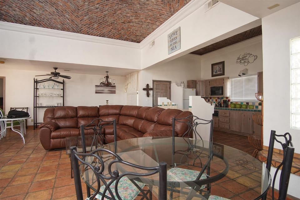 Kitchen or kitchenette, Living room, Seating area, Dining area