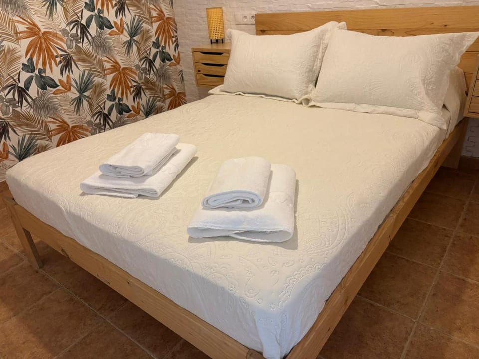 Bed, Photo of the whole room, towels