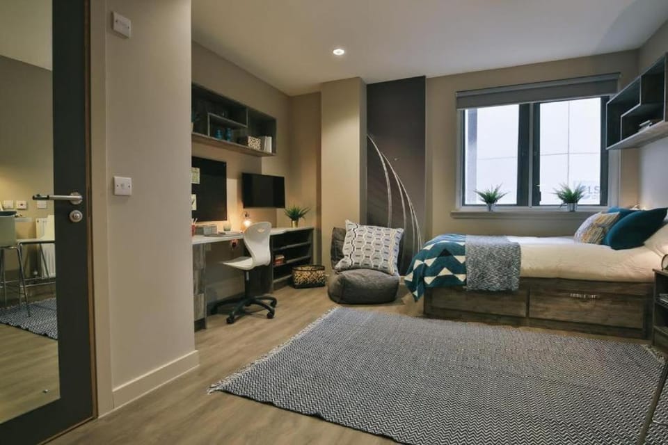 For Students Only - Bath Street in Glasgow Near Charing Cross Station Apartment in Glasgow