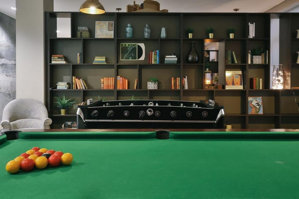 Billiard, Game Room