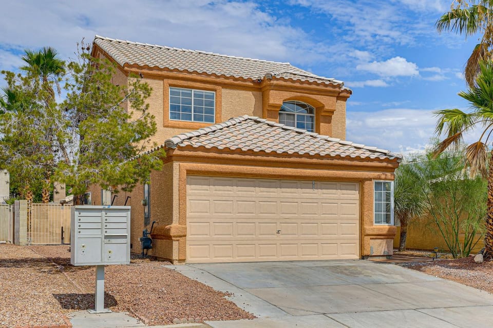 Near Shopping & Golf: Family Retreat in Las Vegas! House in Summerlin