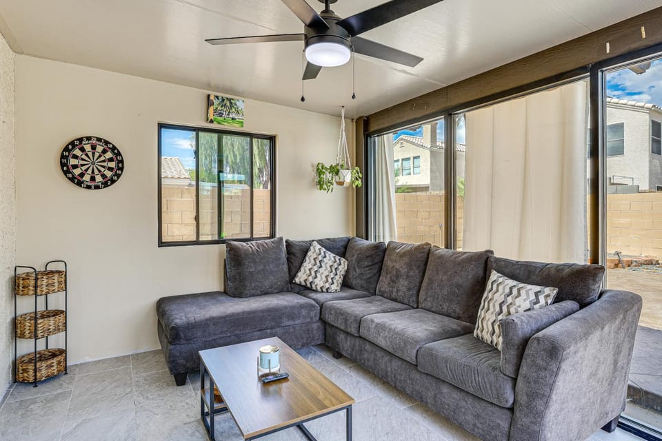 Near Shopping & Golf: Family Retreat in Las Vegas! House in Summerlin