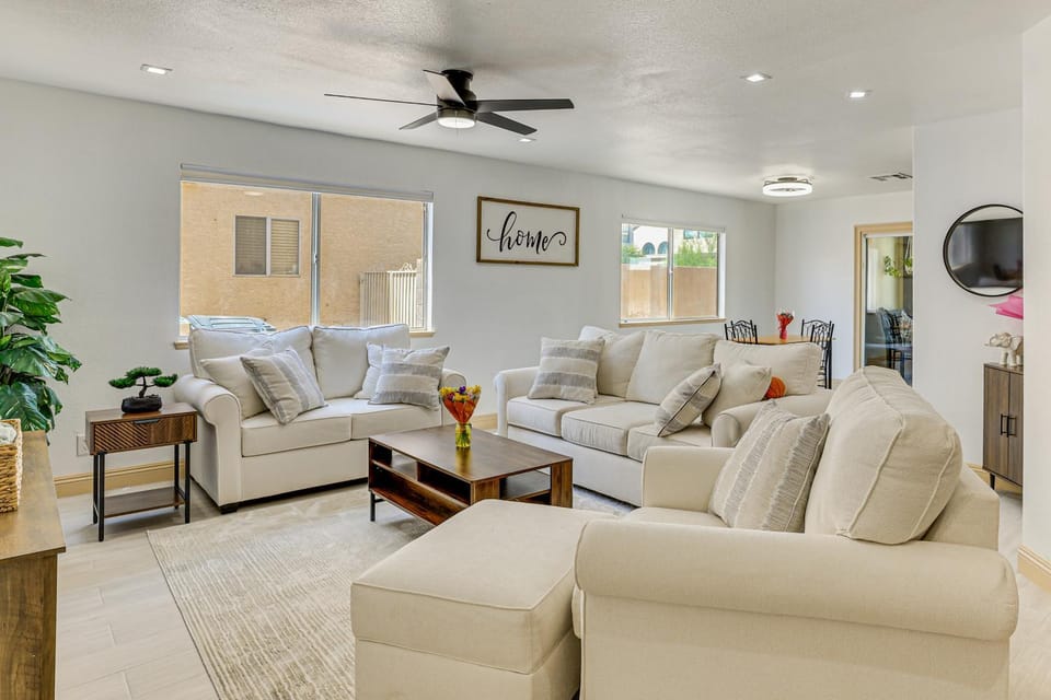 Near Shopping & Golf: Family Retreat in Las Vegas! House in Summerlin