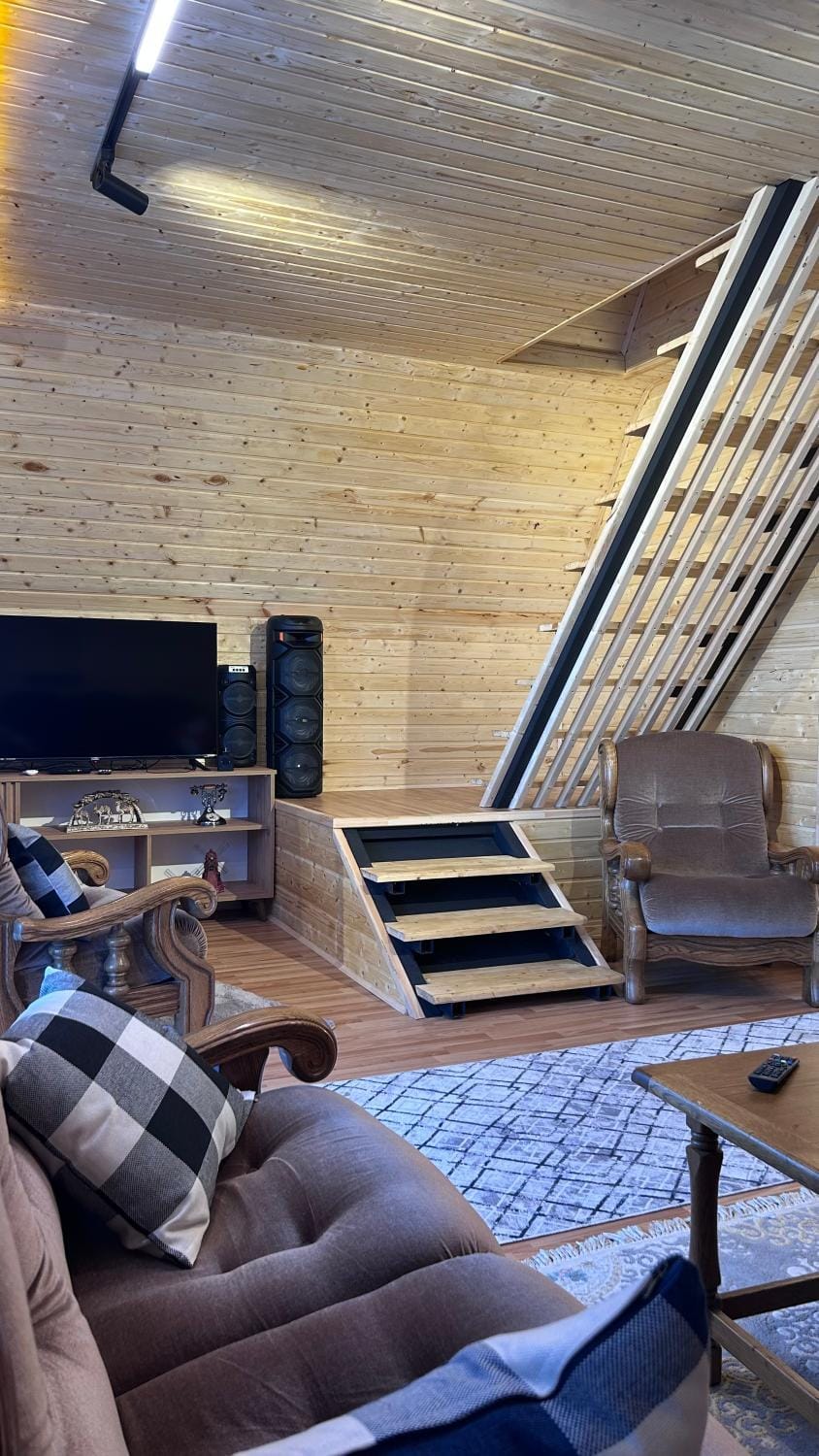 Communal lounge/ TV room, TV and multimedia, Living room, Seating area, Evening entertainment