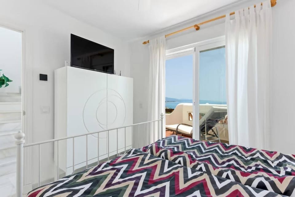 Bed, TV and multimedia, Photo of the whole room, Bedroom, Sea view, air conditioner