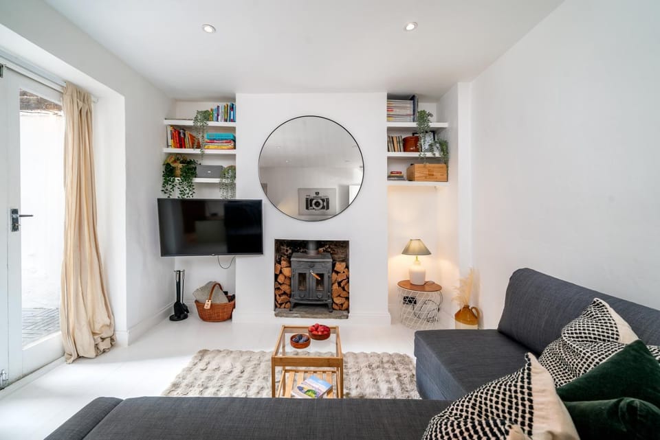 Bed, Library, TV and multimedia, Living room, Photo of the whole room, Seating area