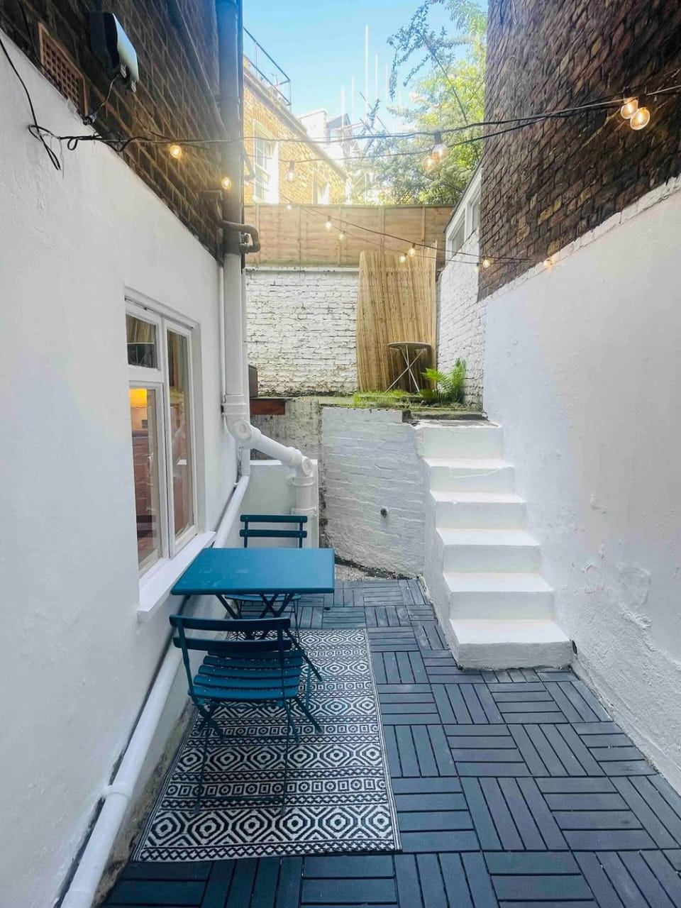 Property building, Patio, Day, Balcony/Terrace, Seating area