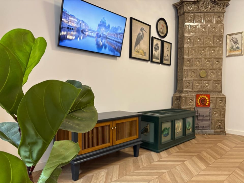 Communal lounge/ TV room, TV and multimedia, Living room, Seating area, Evening entertainment