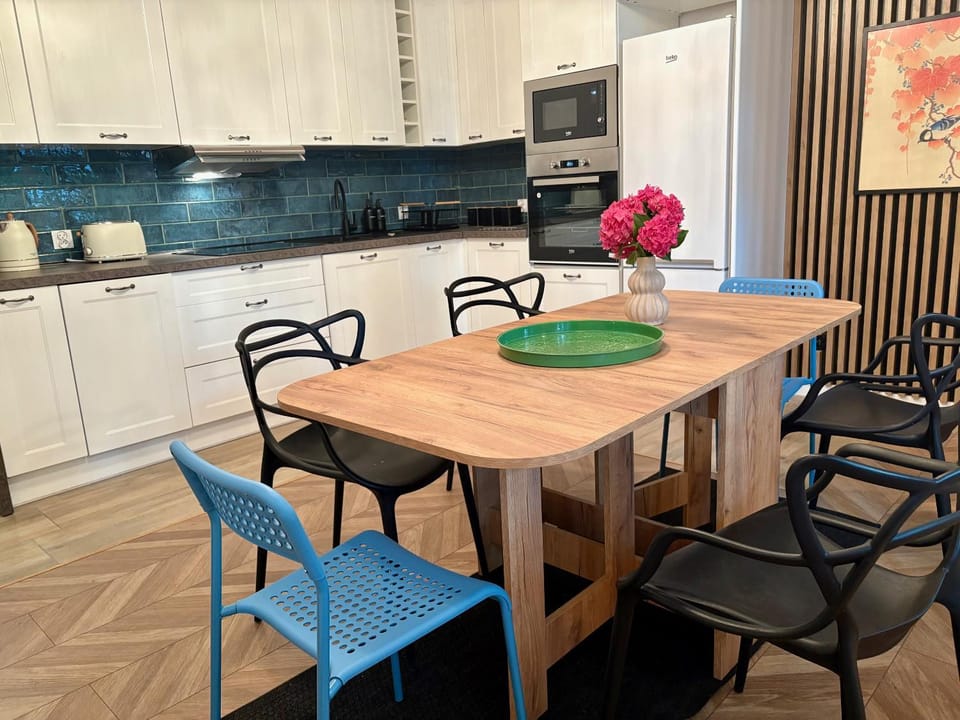 Kitchen or kitchenette, Seating area, Dining area, stove