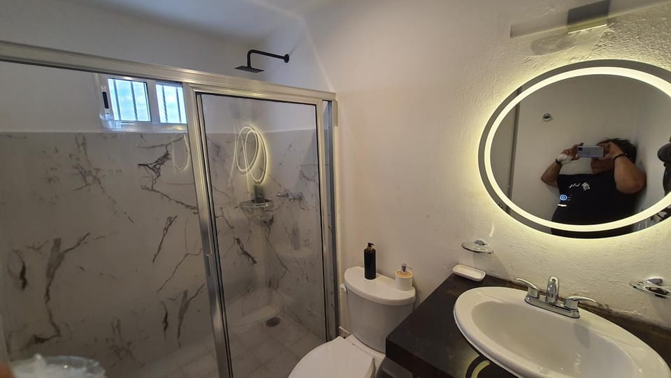 Amplia habitación AA, TV, Frigo, Céntrica, cerca de la T1 Vacation rental in Merida