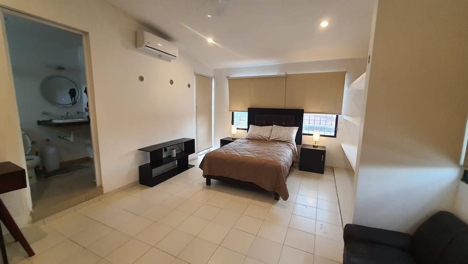 Amplia habitación AA, TV, Frigo, Céntrica, cerca de la T1 Vacation rental in Merida