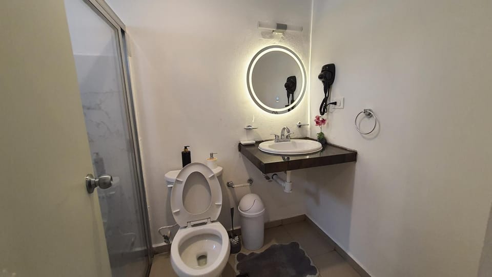 Amplia habitación AA, TV, Frigo, Céntrica, cerca de la T1 Vacation rental in Merida