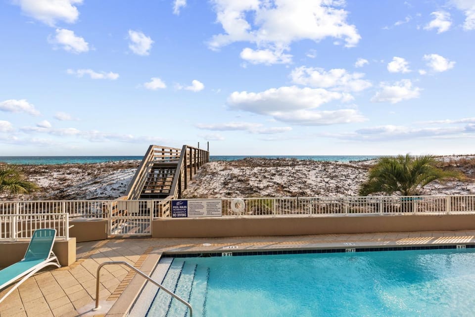Gulf Dunes 116 - Oceanfront - Remodeled - Free Beach Svc - Tennis&Pickleball! Apartment in Okaloosa Island