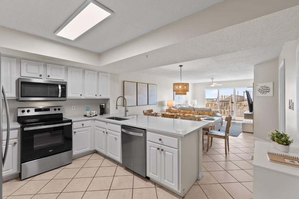 Gulf Dunes 116 - Oceanfront - Remodeled - Free Beach Svc - Tennis&Pickleball! Apartment in Okaloosa Island