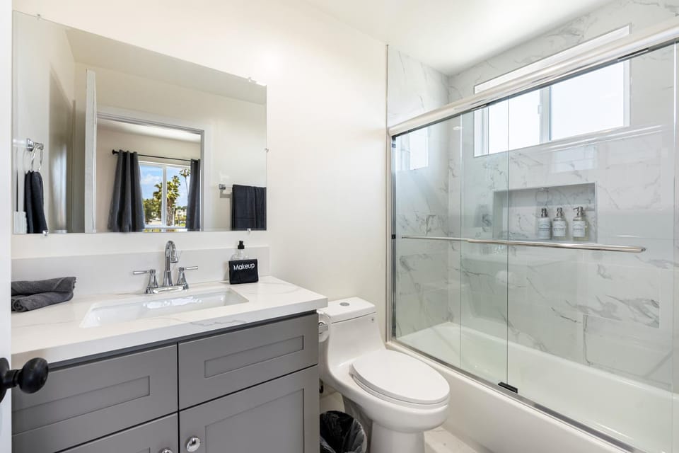Palm Breeze Escape House in Hollywood
