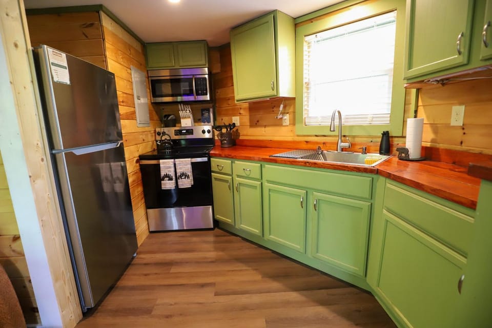 Kitchen or kitchenette, microwave, oven, stove