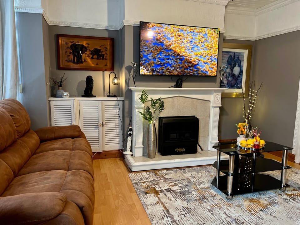 Communal lounge/ TV room, TV and multimedia, Living room, Seating area, Evening entertainment, flat iron